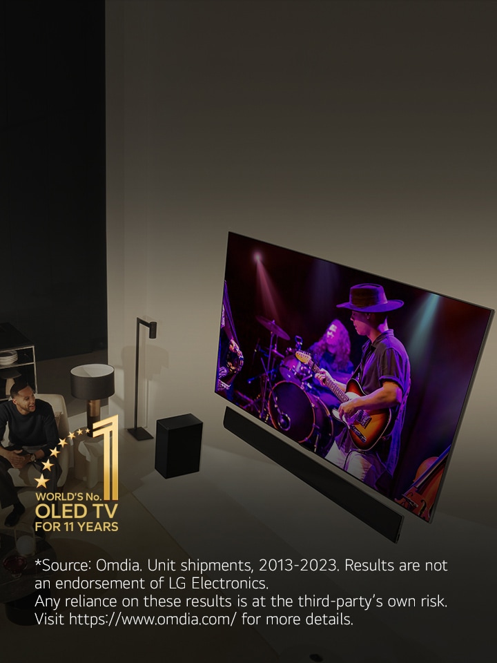 Von oben sehen wir einen Mann und eine Frau, die sich ein Konzert auf einem großen OLED-Fernseher in einer modern eingerichteten Wohnung ansehen. Das Emblem „Bester OLED TV seit 11 Jahren“ ist ebenfalls auf dem Bild zu sehen. Haftungsausschluss: „Quelle: Omdia, Stückzahlen 2013–2023. Mehr Infos unter: omdia.com.“